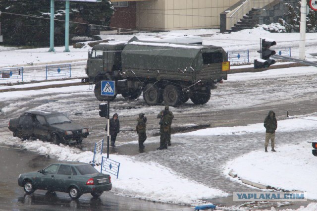 Луганск 21.11.17. Вооруженные люди возле административных зданий