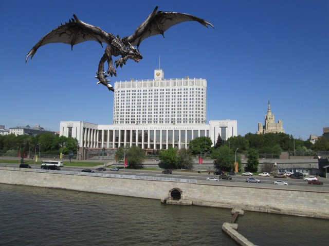 Вороны над домом Правительства РФ