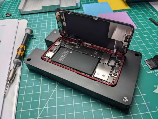 Apple прислала двухчемоданный комплект с инструментами весом 36 кг на замену тридцатиграммовой батареи в iPhone 13 mini
