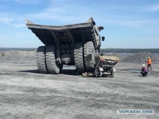 БелАЗ раздавил двух человек на предприятии ЕВРАЗ