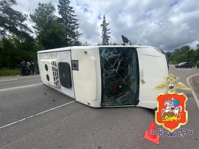 Маршрутка перевернулась на подмосковной трассе