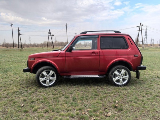 Продается классическая Нива с 2,0-литровым мотором от Toyota и мощностью 180 л.с.