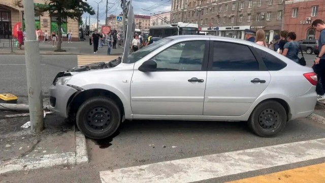 Машина сбила людей на пешеходном переходе в Омске, пострадали минимум 7 человек