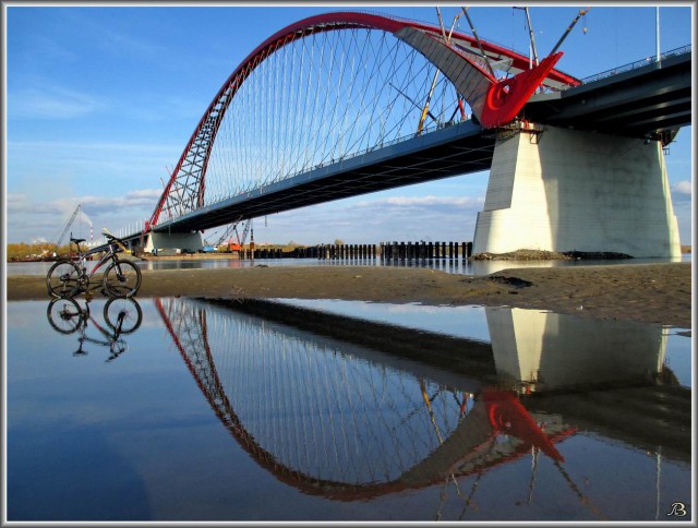 Гигантский грузовик на котором возят мосты творит чудеса