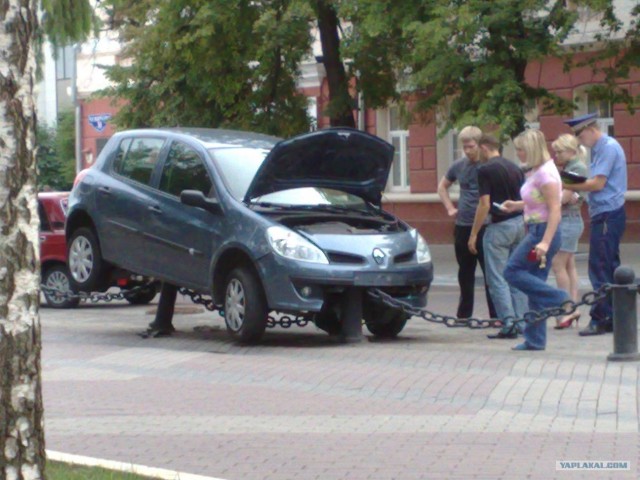 Женщина припарковалась