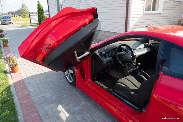 «Не удалось накопить на Ferrari, потому построил ее сам». Красная «Изольда» из белорусской провинции