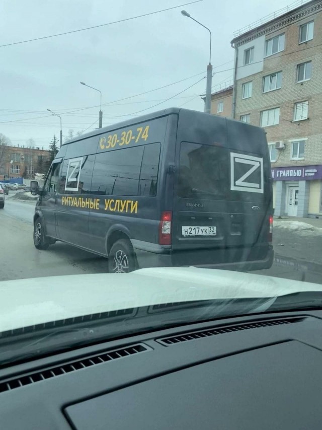 Российские коммунальщики налепили букву Z на мусоровозы