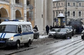 Рядом с метро Гостиный двор в Петербурге мужчина выстрелил в сотрудника ОМОНа
