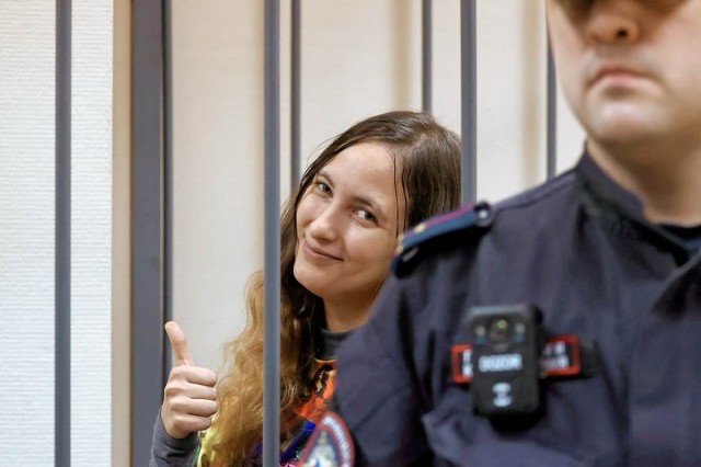 Художницу Александру Скочиленко, обвиняемую в дискредитации ВС РФ, приговорили к 7 годам колонии общего режима