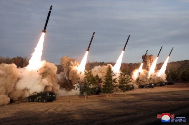 В КНДР показали кадры массового старта самых мощных северокорейских РСЗО калибра 600-мм