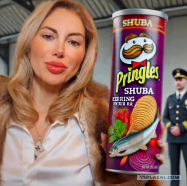 Посетители ТЦ в Риге разграбили ёлку из чипсов Pringles