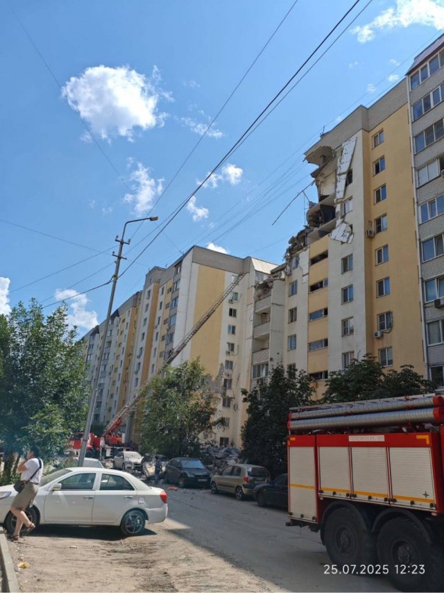Часть дома обвалилась из-за взрыва бытового газа в квартире в Саратове.