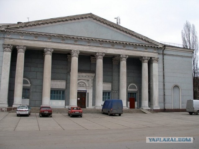 Почему в старых зданиях Питера стоят огромные двери?