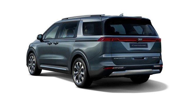 Огромный вэн Kia Carnival: в России от 2,6 млн рублей