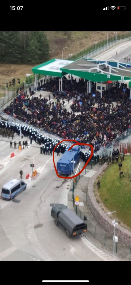 Количество польских силовиков, вставших на пути у мигрантов