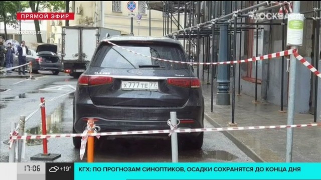 Бетонная плита упала на Mercedes GLS и Toyota Camry c реконструируемого здания в Москве