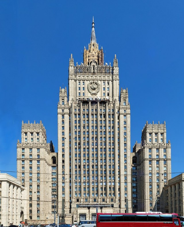 В Киеве начались работы по демонтажу герба СССР на монументе «Родина-мать»