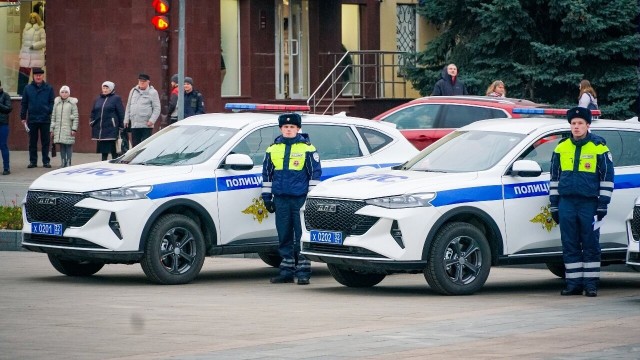 Сотрудники ГИБДД будут ездить на внедорожниках с логотипом «ДПС»