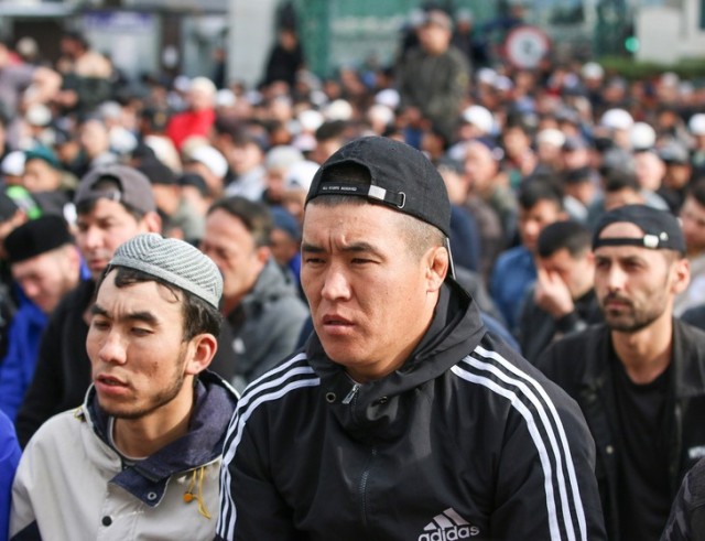 Новогодние задержания в Петербурге: еще 13 мигрантов выдворят из России