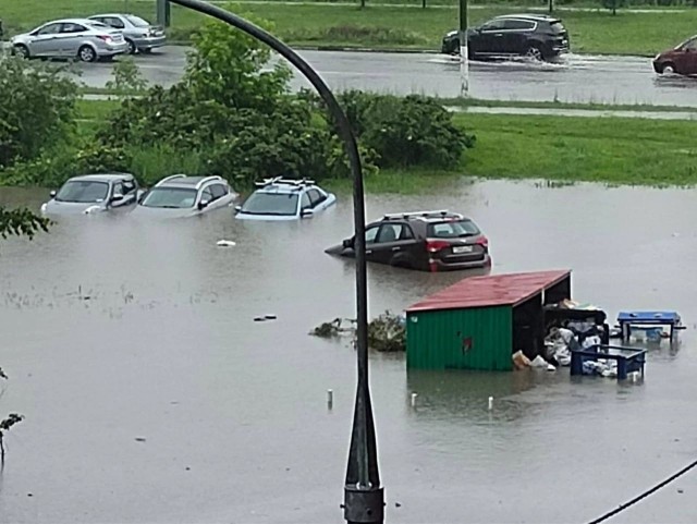 Москву снова затопило. Деревья повалило. В небе молнии