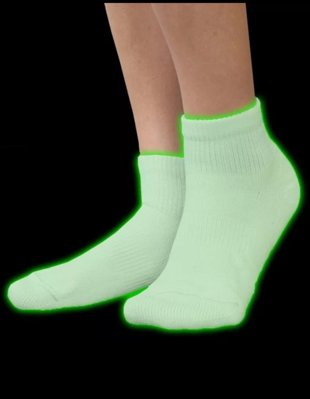 Почему нельзя надевать черные носки в самолет: ответ опытного бортпроводника