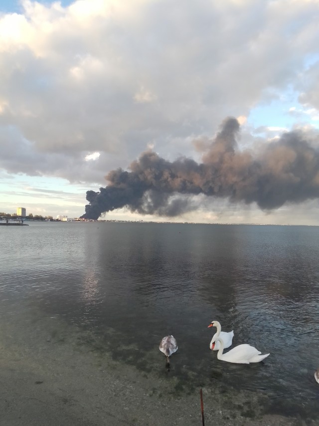 В Феодосии продолжает гореть нефтебаза