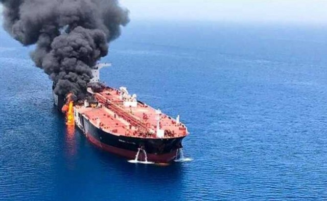 Ормуз заблокирован,но нефть по нему перевозят.
