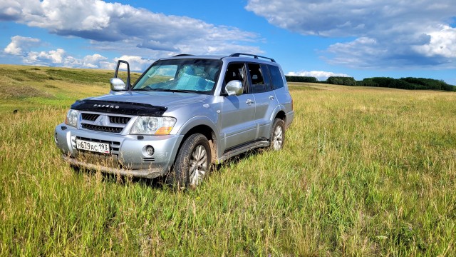 Новый Pajero выходит на рынок Японии по цене от 6 193 000 иен (около 3,2 млн рублей).