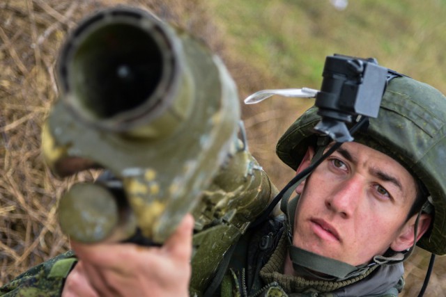 В Крым перебросили 2500 десантников