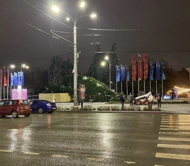 В Ростове на Дону упала главная городская ёлка