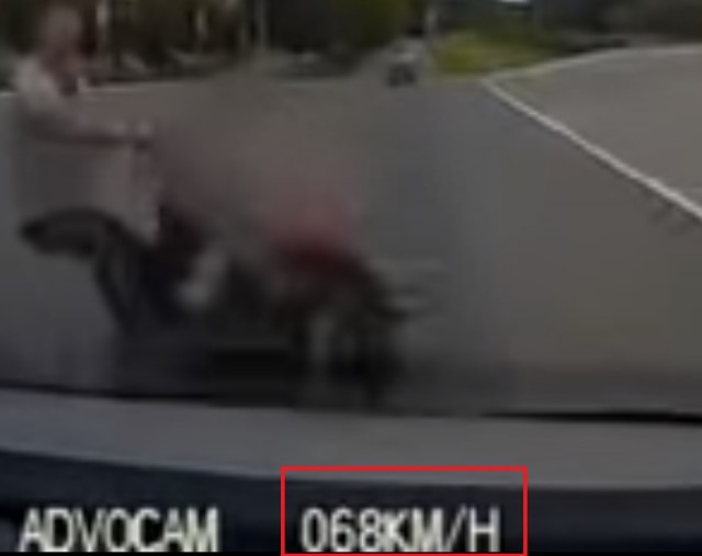 Сдавая задним ходом, нужно смотреть по зеркалам.