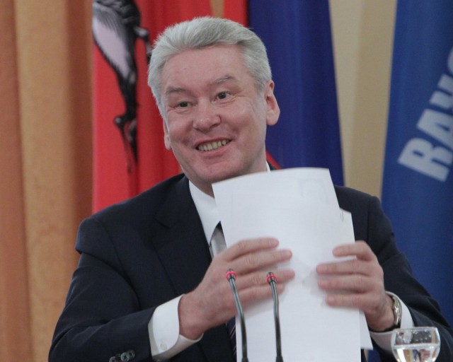 Перед Политехом начали замену зимней плитки на летнюю