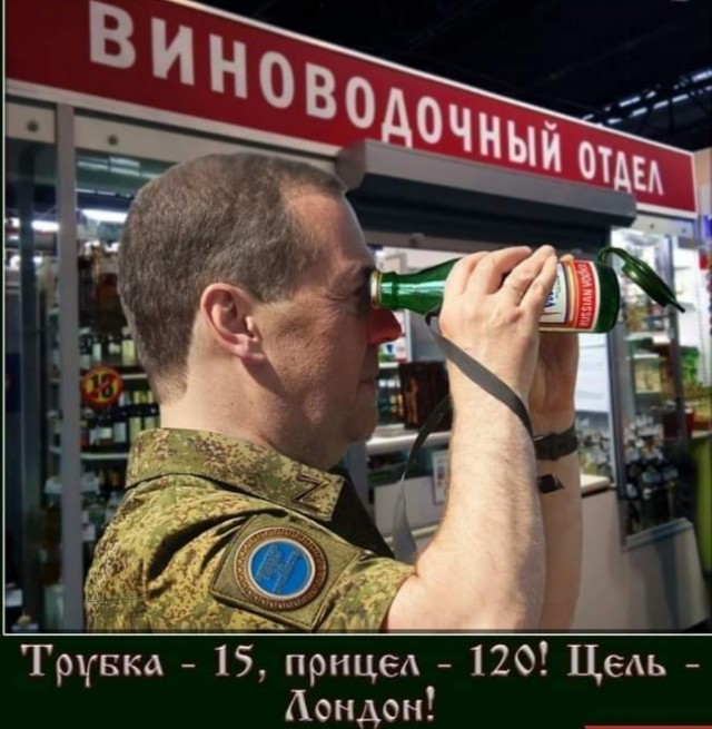 Дмитрий Медведев впервые появился в военной форме на полигоне в Волгоградской области