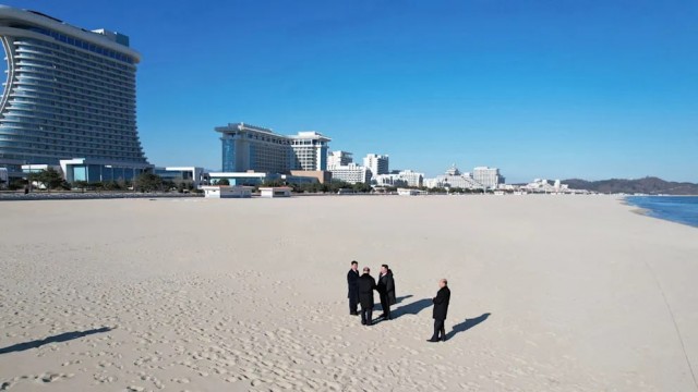 Ким Чен Ын проинспектировал вместе с дочерью новый курортный городок