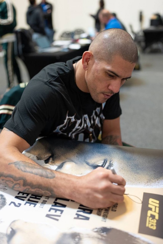 Правая рука чемпиона UFC в полутяжёлом весе Алекса Перейры.