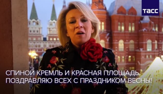 Российский полицейский разговаривает по-китайски на репетиции парада на Красной площади