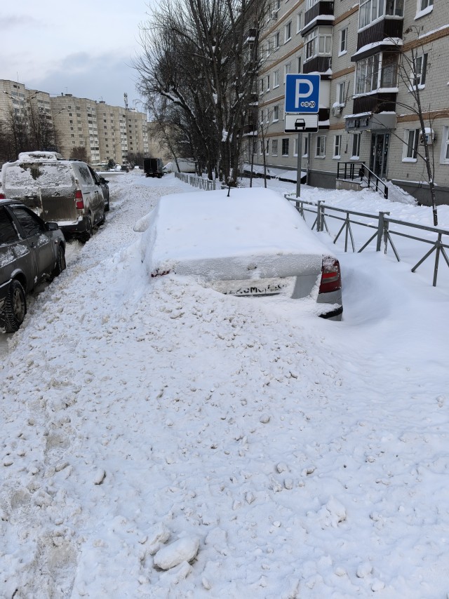 Казань накрыл сильный снегопад: занесло подземные переходы, машины застревают на парковках, люди пробираются через сугробы