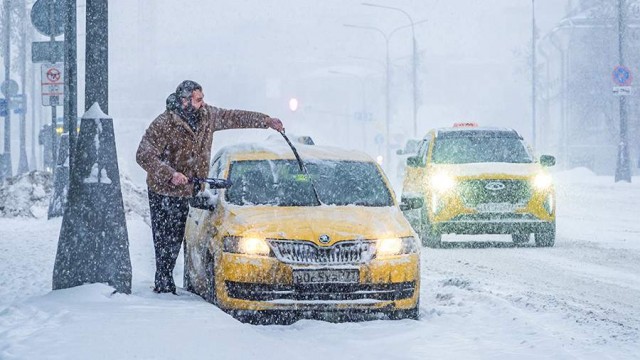 В Госдуме предложили запретить повышение цен на такси в непогоду