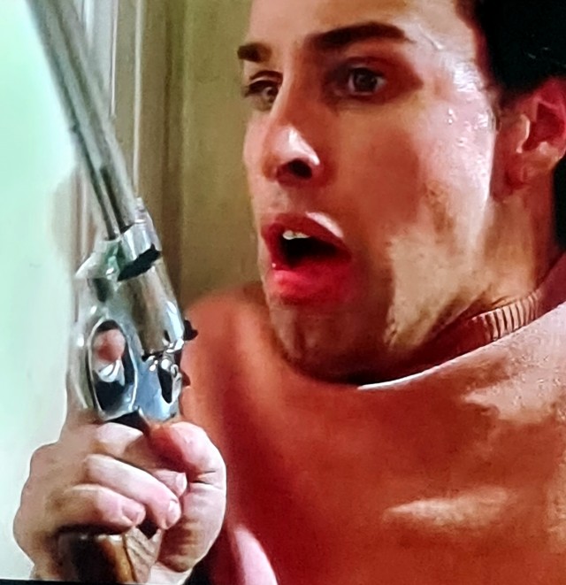 Для Америки это обычное явление. Огромные винтовочные патроны в обычном револьвере.