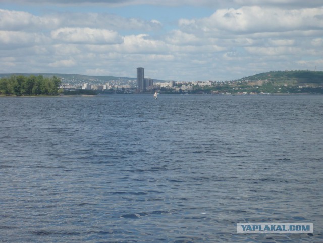 Из далека, долго, течет река Волга