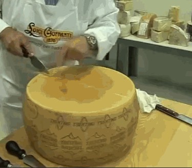 Как разрезают большую головку сыра Пармезан