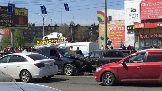 Гонщик BMW X6 собрал 3 машины, 1 человек погиб