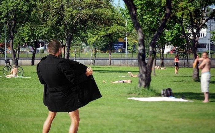 Выходишь такой из дома, а над дверью...