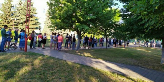 Как думаете, куда это за очередь в 6:45 утра?