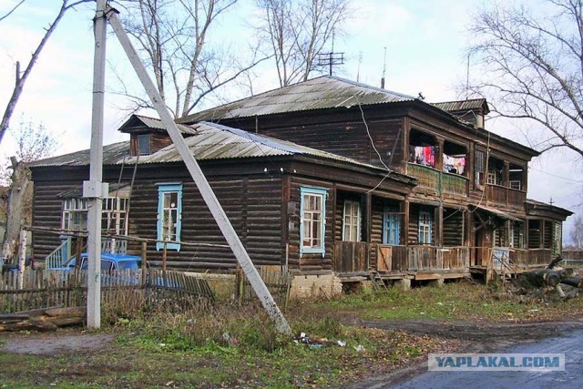 В Архангельске дом сошел со свай.