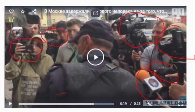 В Москве задержали молодого человека из-за того, что он... вы не поверите - слишком пристально смотрел на полицейских