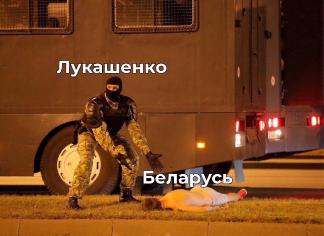 В одном белорусском городе, Кобрине, ОМОН опустил щиты и перестал разгонять протестующих