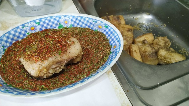 Холодает, пора нагуливать жирок. Солю сало