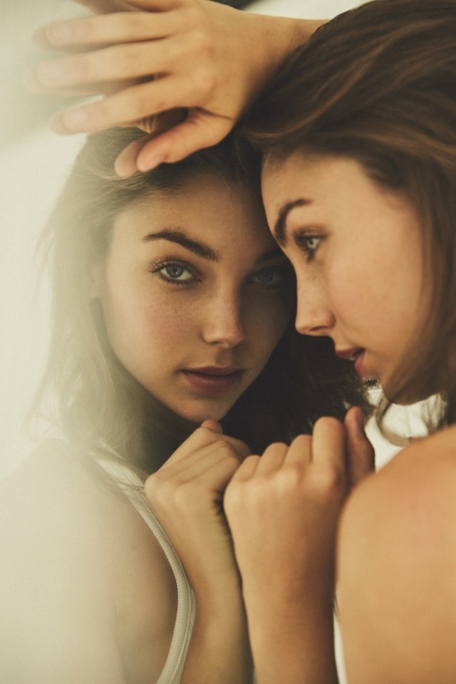 40 зеркальных девушек