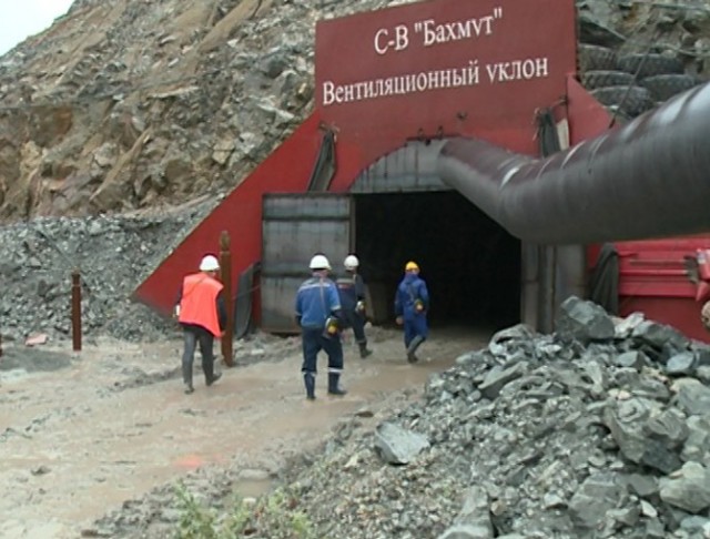 На руднике «Пионер», где под завалами находятся 13 шахтеров, уже пробурили четыре скважины